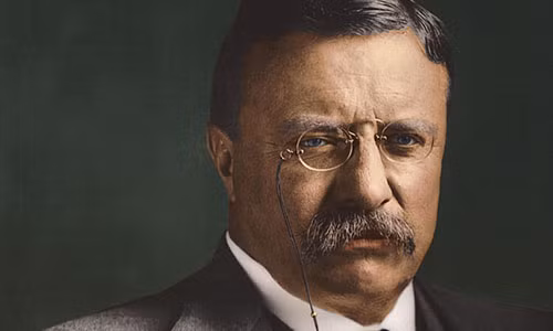 Vào ngày 14/10/1912, John Schrank, 36 tuổi, đã bắn vào ngực Tổng thống Theodore Roosevelt khi ông đang có bài phát biểu trong cuộc chạy đua vào Nhà Trắng. Vụ ám sát xảy ra bên ngoài khách sạn Milwaukee.