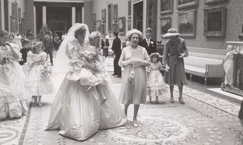 Bức ảnh lịch sử được chụp vào ngày cưới của Công nương Diana và Thái tử Charles năm 1981.