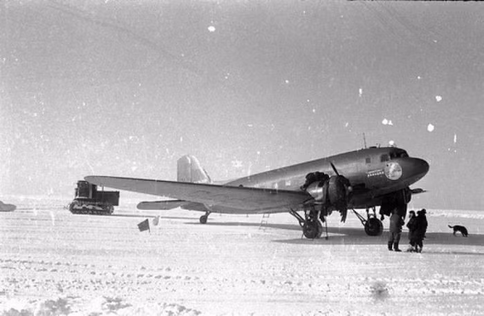 Máy bay phục vụ việc di chuyển của các chuyên gia, nhà khoa học cùng các trang thiết bị phục vụ nghiên cứu Bắc Cực cũng như lương thực, thực phẩm, thuốc men.