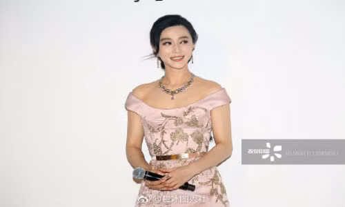 Thế nhưng ngay sau đó không lâu, một nhóm sưu tập ảnh trên mạng xã hội đã đăng tải những hình ảnh về Phạm Băng Băng khi chưa photoshop. Nhiều người cho rằng, họ đang cố tình “bóc phốt” nàng Võ Mị Nương.