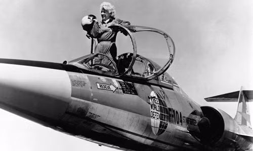 Nữ phi công người Mỹ Jacqueline Cochran là người phụ nữ đầu tiên phá vỡ hàng rào âm thanh năm 1953.