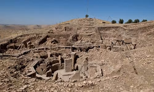 Göbekli Tepe là ngôi đền cổ nhất thế giới, nằm ở phía nam Thổ Nhĩ Kỳ. Theo các nhà nghiên cứu, những dấu vết chạm khắc trên trụ cột ở đây có từ 11.000 năm trước.