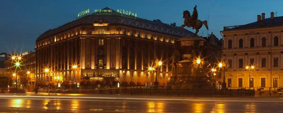 Khách sạn Astoria ở thành phố St Petersburg của Nga là nơi trùm phát xít Hitler dự định tổ chức một bữa tiệc lớn để ăn mừng chiến thắng khi chiếm đóng nơi này hồi Chiến tranh thế giới 2.