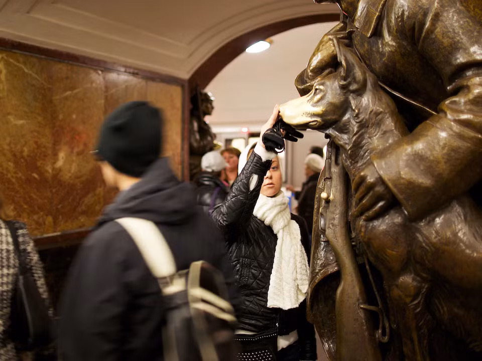 Khi tới ga tàu điện ngầm Ploshchad Revolutsii ở Nga, mọi người thường chú ý đến bức tượng điêu khắc hình chú chó, đặc biệt là chiếc mũi sáng bóng của nó. Lý do là vì nhiều người tin rằng sẽ gặp được may mắn khi chạm vào nó.