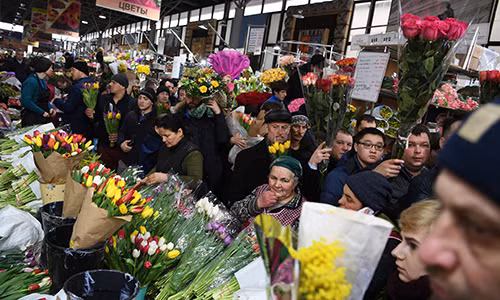 Tại Nga, khi muốn tặng hoa cho ai đó thì bạn hãy chú ý tặng số lượng hoa lẻ (như 1, 3, 5...). Số hoa chẵn chỉ được dùng trong tang lễ, lễ tưởng niệm. Phong tục này xuất phát từ quan niệm số chẵn là biểu tượng cho sự kết thúc một vòng đời - cái chết. Ngược lại, số lẻ tượng trưng cho sự sống và nó như một lá bùa hộ mệnh, giúp con người chống lại điều xấu xa hay ma quỷ.