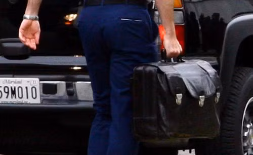 Thêm nữa, Tổng thống Kennedy cũng muốn ông có thể phát động cuộc tấn công hạt nhân chiến lược ở mọi nơi, mọi thời điểm. Chính vì vậy, vali hạt nhân ra đời kể từ khi ấy.