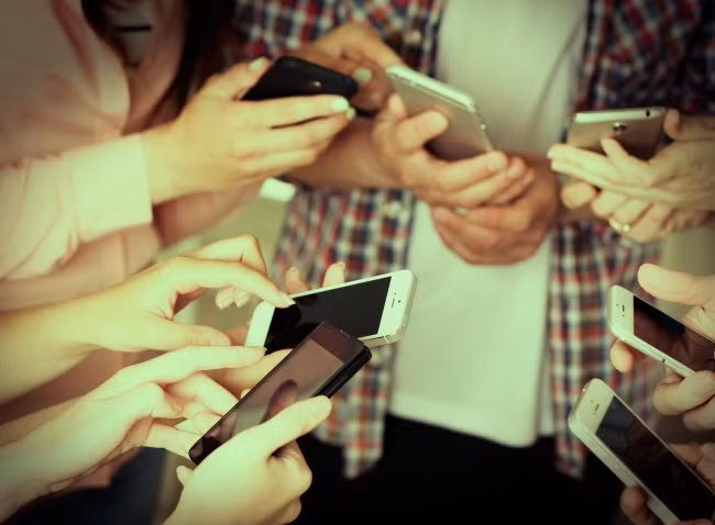 Một điều nghe khó tin nhưng là sự thật là việc cứ 10 người thì có 9 người gặp phải hiện tượng "điện thoại ma" này có tên là "hội chứng tưởng tượng rung điện thoại" (Phantom Vibration Syndrome - PVS). Những người này thỉnh thoảng cảm thấy điện thoại rung trong khi không có cuộc nào.