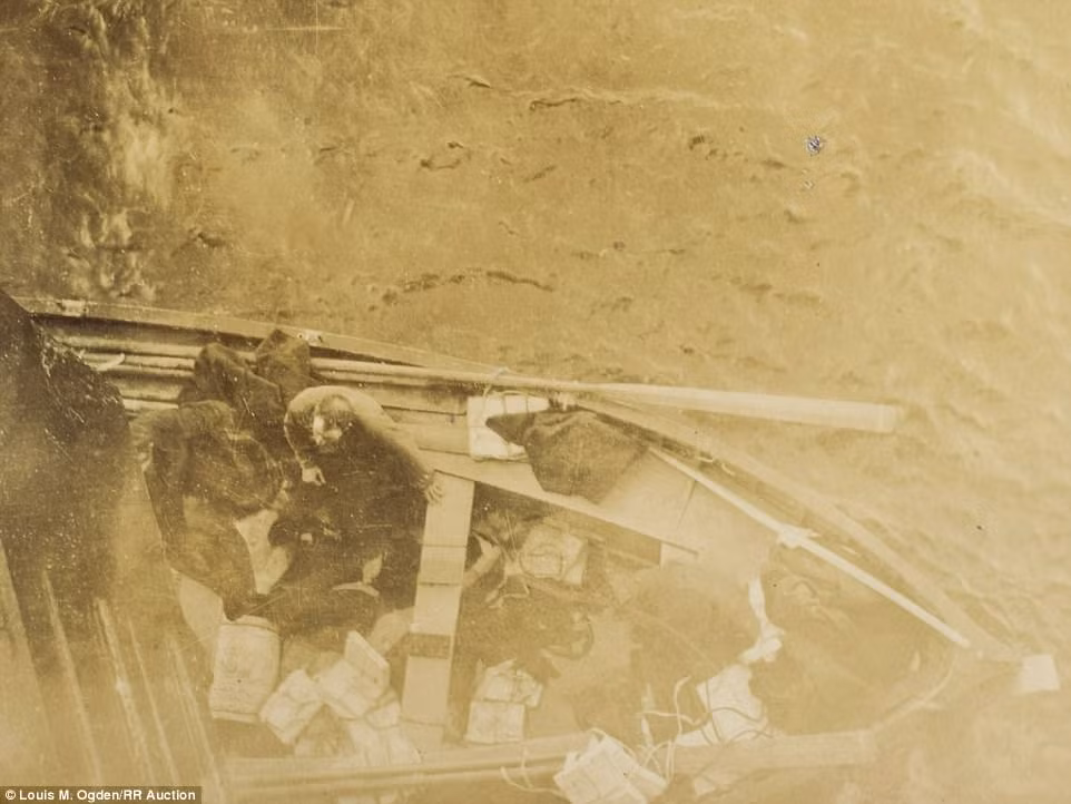 Những người sống sót bơi xuồng lại gần tàu Carpathia để chuẩn bị lên tàu.