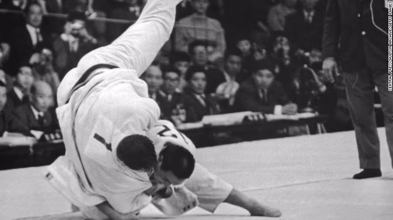 Judo lần đầu tiên có mặt tại Thế vận hội Olympic là lúc thành phố Tokyo, Nhật Bản đăng cai tổ chức năm 1964.