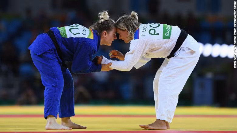 Bất cứ võ sĩ Judo nào cũng biết đến "ippon" có nghĩa là hạ gục đối thủ trong trận đấu ngay lập tức. "Ippon" có thể xảy ra chỉ trong vài giây, khi người võ sĩ judo ném đối thủ thật gọn, nhanh, mạnh xuống sàn và đè lên lưng đối thủ trong vòng 30 giây hoặc khóa ép cùi tay đối thủ xuống.