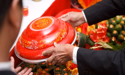 Nha trai tai mat truoc qua hoi mon cua thong gia ngheo kho