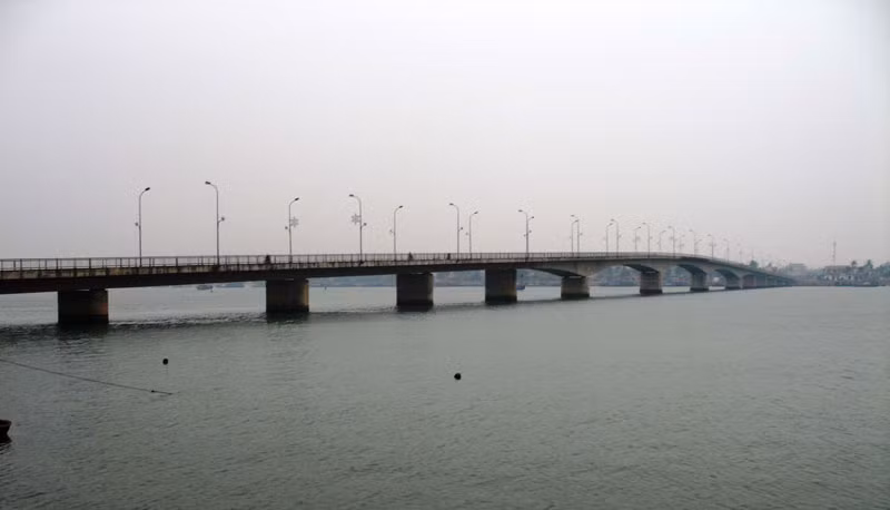 Trong Chiến tranh Việt Nam (1954-1975), không lực Hoa Kỳ đã đánh phá miền Bắc Việt Nam ác liệt nhất tại tỉnh Quảng Bình. Những trọng điểm nổi tiếng ác liệt, lưu dấu nhiều chứng tích chiến tranh là phà Long Đại (nay là cầu Long Đại), phà Xuân Sơn, phà sông Gianh (nay là cầu Sông Gianh), đèo Ngang, quốc lộ 1, đường 15, hệ thống đường 559 (đường Trường Sơn, đường mòn Hồ Chí Minh), thành phố Đồng Hới, cửa biển Nhật Lệ. Ảnh: Thonau.