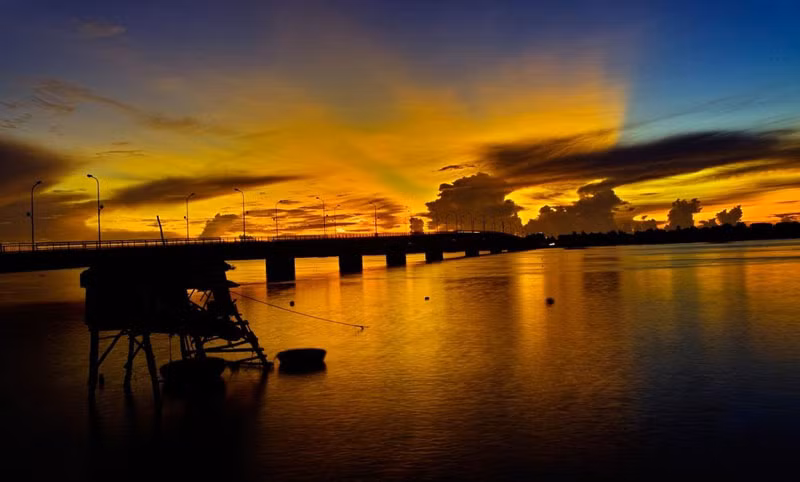 Theo Đại Nam nhất thống chí, từ thời Văn Lang - Âu Lạc (năm 2879-257 TCN) thuở vua Hùng dựng nước thì nước ta đã có 15 bộ (xấp xỉ 15 tỉnh). Từ Hoành Sơn trở vào gọi là bộ Việt Thường. Đến các Triều đại Tần, Hán, Đường bên Trung Quốc thì nước ta bị thôn tính và chia làm quận huyện để cai trị. Thời nhà Tần (221-206 TCN), vùng đất Quảng Bình thuộc quận Tượng Lâm, đến thời nhà Triệu (207-111 TCN) đổi thành quận Cửu Chân, sang thời Tây Hán (111 TCN đến 39 SCN) thuộc quận Nhật Nam. Ảnh: Lê Hà Chi.