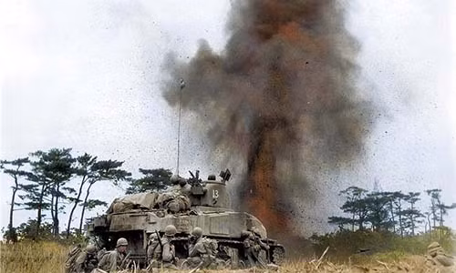 Lính Mỹ chiến đấu cam go chống lại quân đội Nhật Bản tại Okinawa tháng 4/1945.