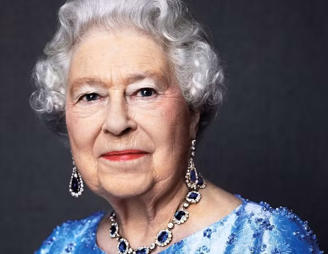  Nữ hoàng Elizabeth II là người trị vì lâu nhất trong lịch sử Vương quốc Anh. Bà đã lên ngôi từ năm 1953 sau khi vua George VI qua đời và vẫn giữ vị trí quyền lực này cho đến nay.