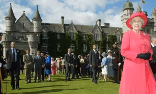 Theo luật pháp Vương quốc Anh, Nữ hoàng Elizabeth II sở hữu tất cả cá voi, cá heo, cá tầm trong phạm vi 3 dặm (5 km) tính từ bờ biển của đất nước.