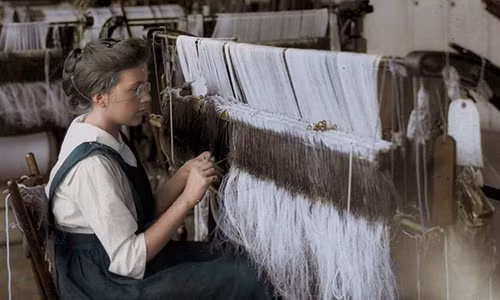 Một bé gái làm việc từ khi còn khá nhỏ tại một nhà máy.