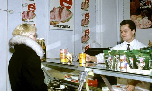 Bên trong một cửa hàng bán thực phẩm ở thủ đô Moscow của Nga năm 1992. Điều đặc biệt là cửa hàng này chỉ chấp nhận thanh toán bằng ngoại tệ chứ không nhận đồng ruble (rúp) của Nga.