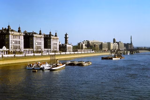 Tàu thuyền neo đậu trên sông Thames.