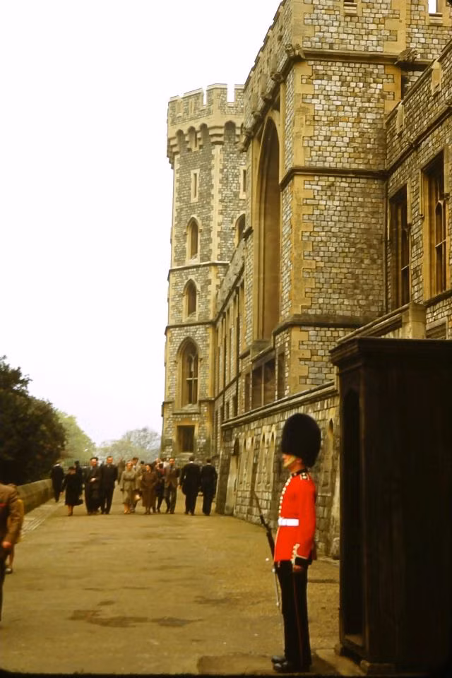 Rất nhiều du khách ghé thăm lâu đài Windsor cổ kính năm 1950.
