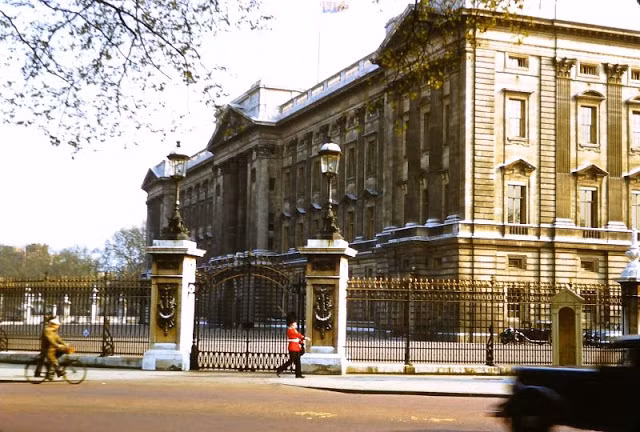 Bên ngoài cung điện Buckingham nổi tiếng thế giới.