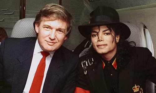Tổng thống Mỹ Donald Trump và Michael Jackson chụp ảnh chung khi trên đường tới thăm các bệnh nhân AIDS năm 1990.