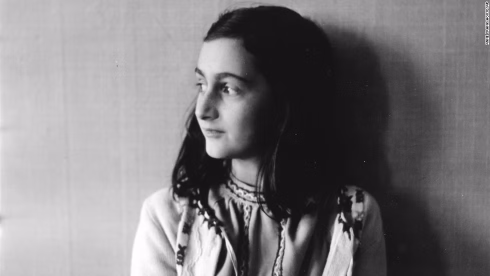 Tại đây, Anne Frank cùng 7 người trong gia đình đang trốn trong một mật thất sau tủ sách đã bị bắt giữ.