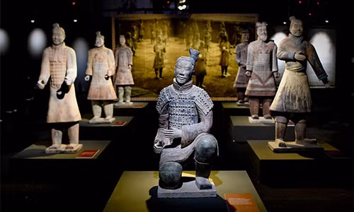 Buổi triển lãm đội quân đất nung được khai quật trong lăng mộ Tần Thủy Hoàng ở Tây An, Trung Quốc hiện được triển lãm tại Basilica dello Spirito Santo, Naples, Italy và sẽ kéo dài cho đến ngày 28/1/2018.