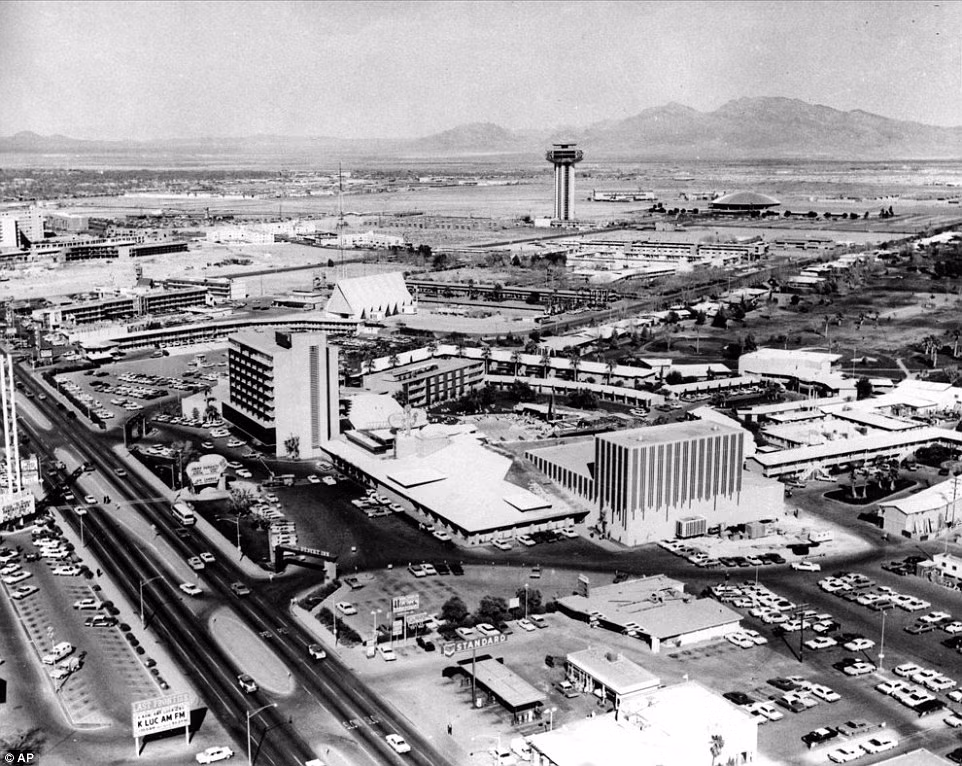 Hình ảnh thành phố Las Vegas năm 1964 với hàng loạt khách sạn, casino được xây dựng phục vụ nhu cầu của du khách ngày càng tăng.