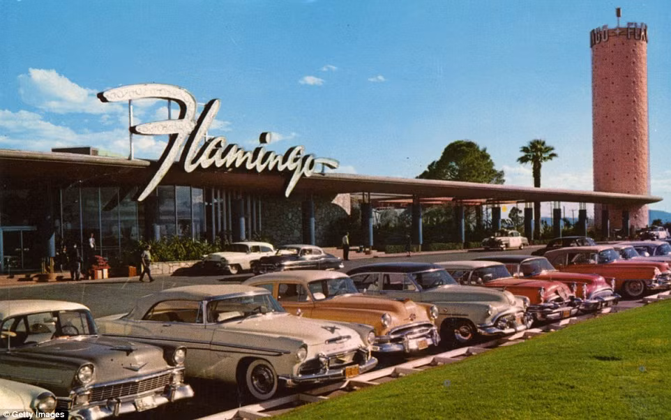 Hàng dài ô tô đỗ thẳng hàng phía trước khách sạn Flamingo. Rất nhiều người đến đây để nghỉ ngơi thư giãn hoặc đánh bạc tại các casino mở cửa suốt ngày đêm. Dòng người ra vào khách sạn luôn tấp nập.