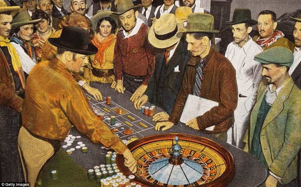 Người chơi đặt cược tại một sòng bạc ở Las Vegas năm 1935.