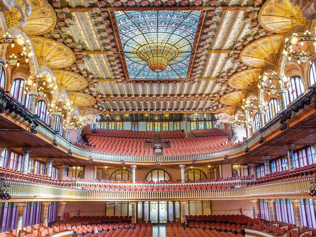Nhà hát nhạc Palau de la Música Catalana, Barcelona, Tây Ban Nha do kiến trúc sư Lluís Domènech i Montaner thiết kế. Công trình này gây ấn tượng với du khách bởi luồng ánh sáng tự nhiên chiếu sáng toàn bộ tòa nhà vào ban ngày nhờ các bức tường kính màu và cửa sổ mái vòm ngược.