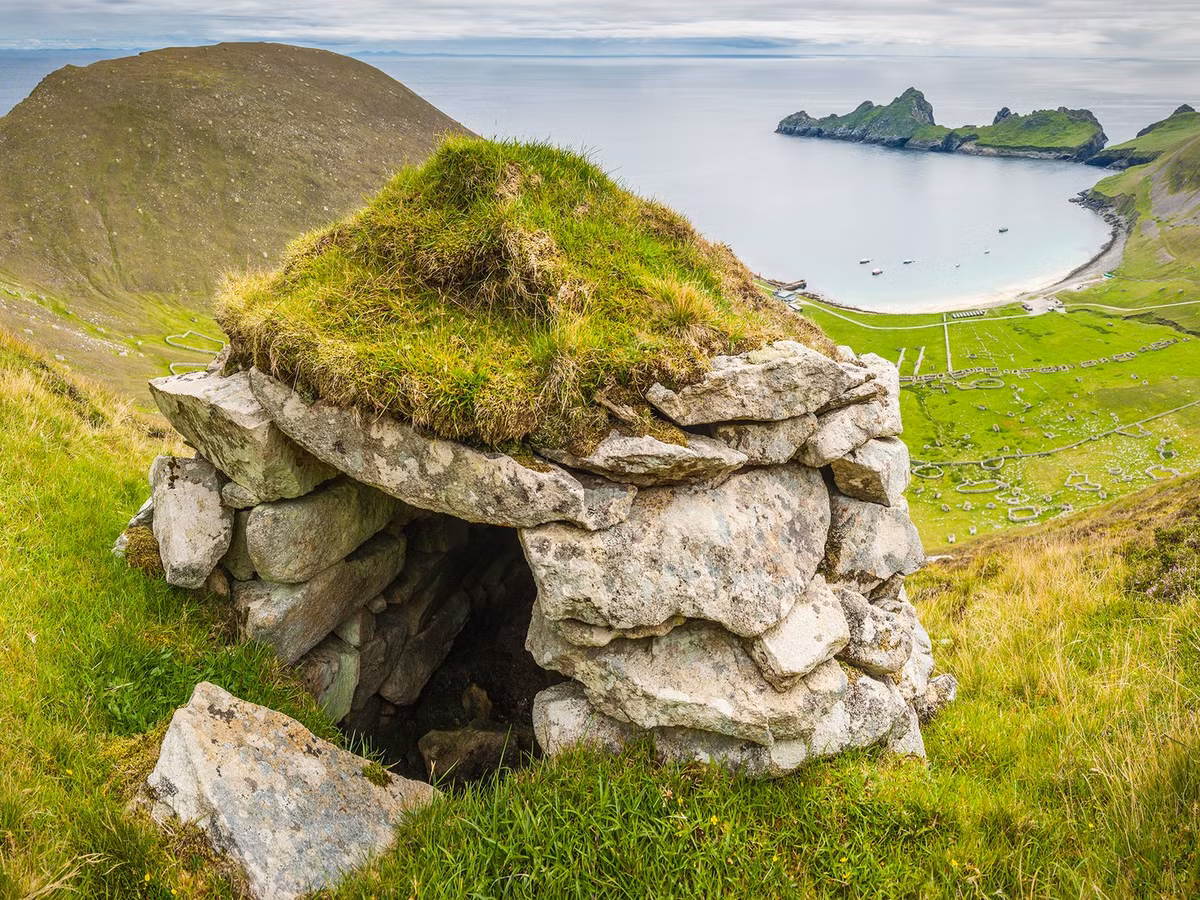 St. Kilda ở Scotland nổi tiếng với tầm nhìn tuyệt đẹp nhìn ra biển, hệ sinh thái độc đáo và những giai thoại lịch sử bí ẩn.