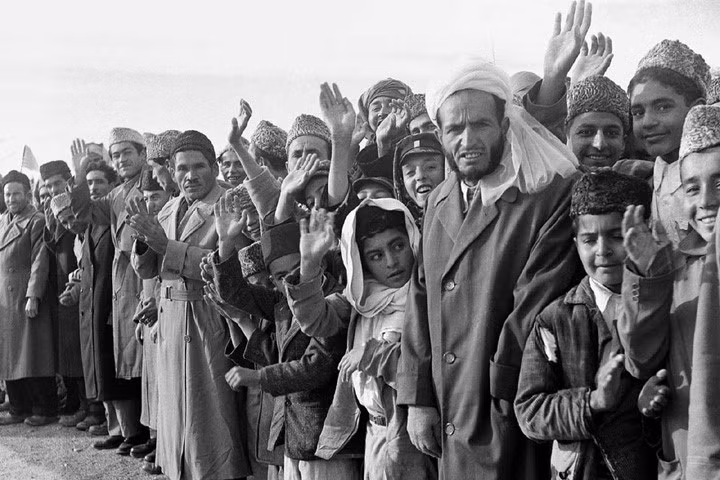 Người dân Afghanistan đứng dọc hai bên đường đi của Tổng thống Eisenhower trong chuyến thăm Kabul. Ông Eisenhower cũng trao đổi với Quốc vương Afghanistan về viện trợ của Mỹ cho nước này.