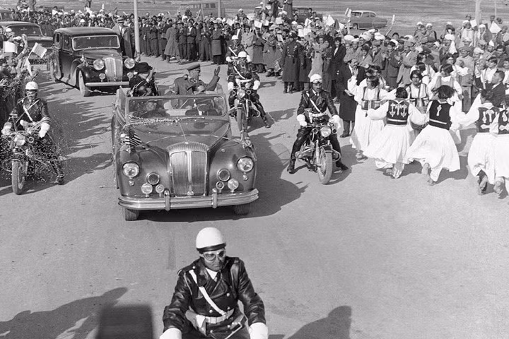 Các vũ công biểu diễn trên phố Kabul khi Tổng thống Mỹ Eisenhower tới. Ông Eisenhower ở Kabul 5 tiếng đồng hồ rồi bay sang Ấn Độ.