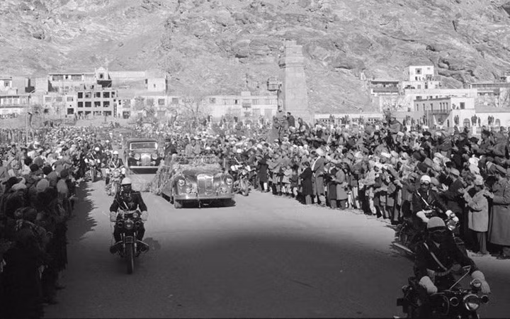 Đoàn xe hộ tống Tổng thống Mỹ Eisenhower tới thăm Kabul vào ngày 9/12/1959. Ông Eisenhower đã gặp gỡ quốc vương Afghanistan để thảo luận về ảnh hưởng của Liên Xô trong khu vực.