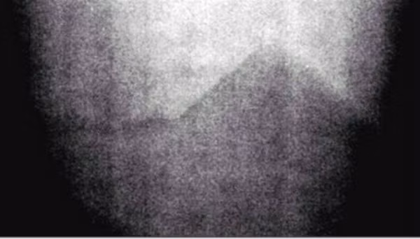 Tháng 12/1972, phi hành đoàn trên tàu Apollo 17 của NASA đã chụp được bức hình ở gần khu vực Geophone Rock. Sau khi ảnh được rửa ra, mọi người kinh ngạc phát hiện một bóng hình như kim tự tháp.