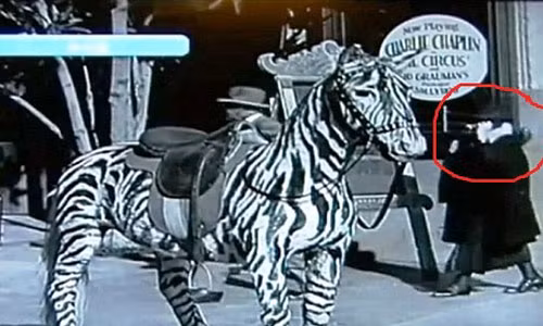 Trong một đoạn phim quảng cáo của Charlie Chaplin quay năm 1928, một người phụ nữ xuất hiện trong khuôn hình và dường như đang nói chuyện bằng một chiếc điện thoại di động. Tuy nhiên, thời điểm này, điện thoại di động vẫn chưa được phát minh.