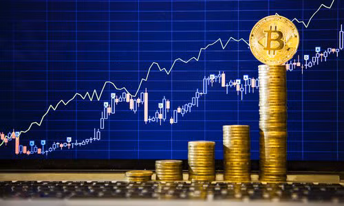 Năm 2009, Bitcoin ra đời và được người dân tích cực kiếm đồng tiền ảo này. James Howell đã tích lũy được 7.500 Bitcoin. Tuy nhiên, giá trị Bitcoin khi ấy rất thấp. Mãi cho tới năm 2013, giá trị số Bitcoin của ông Howell lên tới 7,5 triệu USD. Không may là trước đó ông đã vứt chiếc ổ cứng có chứa số Bitcoin đã tích lũy được.