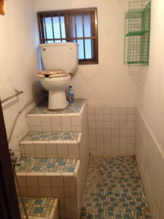 Người ta hay nói: "Một bước lên tiên", nhưng ở đây thì lên luôn... bồn cầu.