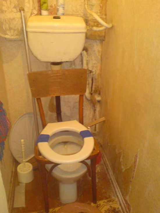 Thêm một thiết kế chắp vá khi chủ nhân muốn ngồi cao hơn mà không muốn mua bồn cầu mới.