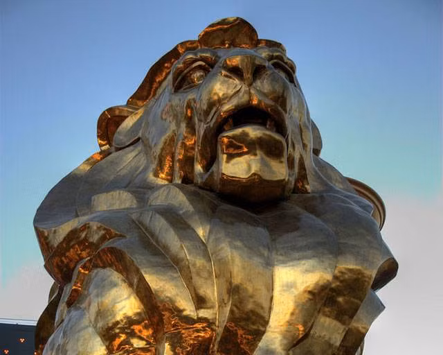 Con sư tử bằng đồng bên ngoài MGM Grand Hotel ở thành phố Las Vegas nặng 50 tấn. Nó là tác phẩm điêu khắc bằng đồng lớn nhất nước Mỹ.
