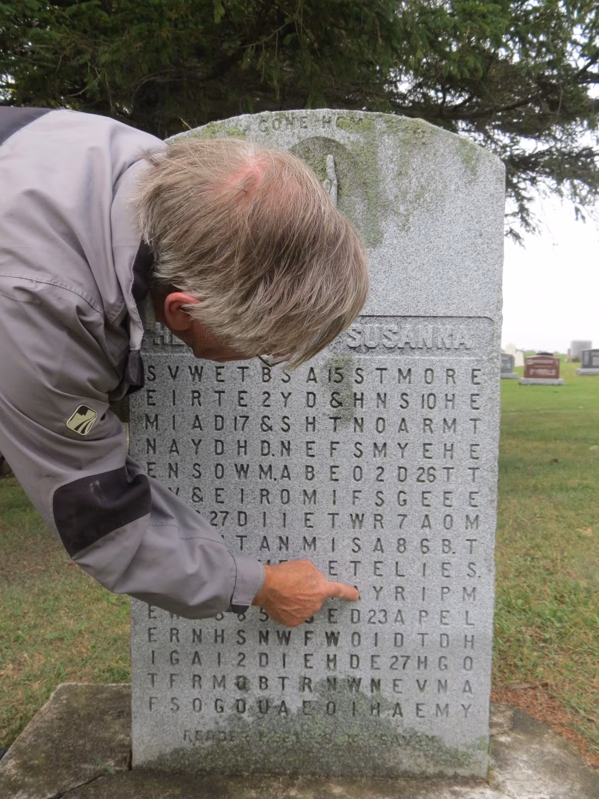 Trên tấm bia cao gần 1m, bên dưới tên của hai người vợ, bác sĩ Bean khắc 225 chữ cái và các con số ngẫu nhiên, không theo một luật lệ nào. Nhiều người tin rằng, trên tấm bia đó là một câu đố mà bác sĩ trọng tình cảm muốn dành tặng hai người vợ đầu.