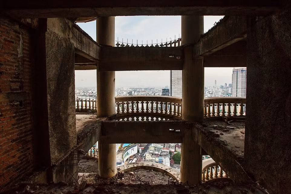 Tòa tháp "ma" đứng sừng sững giữa thủ đô Bangkok.