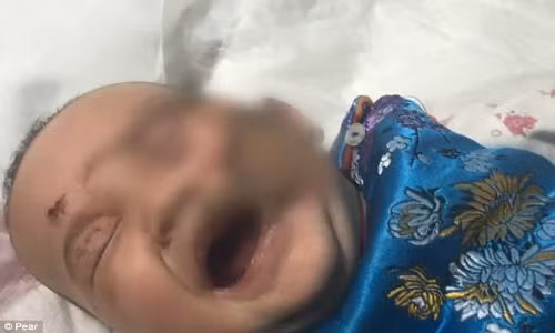 Be gai bong do 3 do roi vao bep lo dung de suoi am