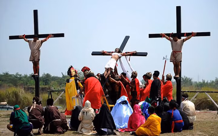 Thứ sáu Tuần Thánh – ngày tưởng nhớ đức Chúa Jesus bị hành hình – là nghi lễ truyền thống được những người dân theo đạo Thiên Chúa La Mã của làng San Pedro Cutud và nhiều nơi trên đất nước Philippines tổ chức hằng năm với lòng sùng kính đặc biệt. Để tỏ lòng thành kính trước Chúa, những người sùng đạo tự nguyện để người ta đóng đinh cơ thể mình treo lên thập giá nhằm tái hiện cảnh Chúa Jesus bị hành hình và tử nạn. Chỉ những người dũng cảm mới có cơ hội chứng kiến sự kiện khủng khiếp này.