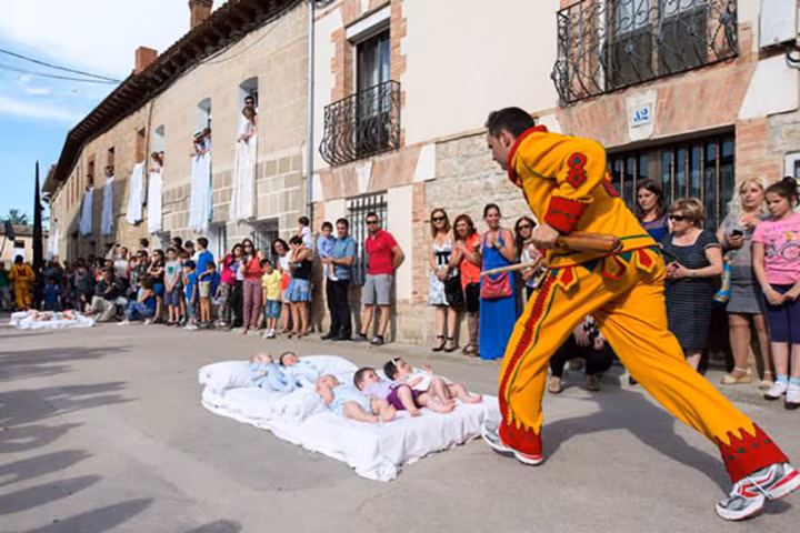Lễ hội nhảy qua trẻ sơ sinh: Lễ hội truyền thống El Salto del Colacho (nhảy qua trẻ sơ sinh) diễn ra hằng năm ở làng Castrillo de Murcia, tỉnh Burgos ở phía bắc Tây Ban Nha. Cha mẹ của trẻ sơ sinh đặt trẻ ở giữa các đường phố. Đàn ông mặc trang phục quỷ sẽ nhảy qua những đứa trẻ này. Người dân Tây Ban Nha tin rằng việc nhảy qua những đứa trẻ sơ sinh trong một lễ hội đặc biệt sẽ đẩy quỷ dữ ra khỏi cơ thể các em bé.