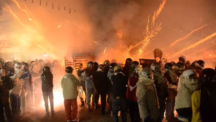Lễ hội pháo hoa tổ ong (Beehive Rocket Festival) diễn ra vào dịp Rằm tháng Giêng hàng năm tại quận Diêm Thủy, thành phố Đài Nam, Đài Loan (Trung Quốc). Một đám đông lớn tụ tập ở phía trước nơi đặt pháo hoa. Người ta tin rằng, số tia lửa bắn trúng người sẽ tỷ lệ thuận với những tài lộc trong năm mới. Tất cả những người trực tiếp tham gia lễ hội đều phải đội mũ bảo hiểm, mặc quần áo bảo hộ.