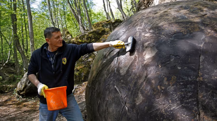 Họ suy đoán rằng khối đá kỳ lạ mất hàng nghìn năm để hình thành với cơ chế kết tủa xi măng khoáng trong không gian và cuốn thành trầm tích.