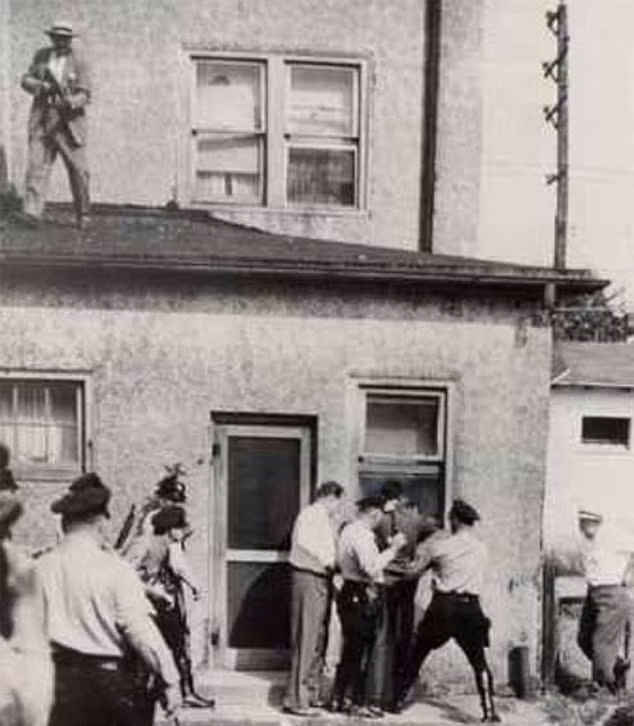 Sau đó, gã sát nhân Unruh trở về nhà cố thủ khi nghe thấy còi xe cảnh sát. Khoảng 20 phút sau khi thực hiện tội ác kinh hoàng trên, 50 cảnh sát được trang bị súng xông vào nhà và bắt được hung thủ gây ra vụ xả súng đẫm máu trên.